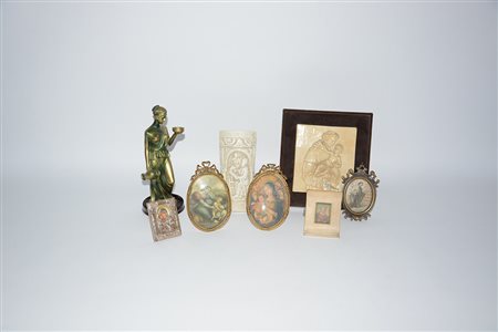 Lotto composto da cinque cornicette contenenti immagini sacre, due...