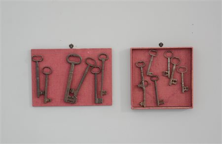 Lotto di tredici chiavi antiche in ferro di dimensioni differenti, montate su...