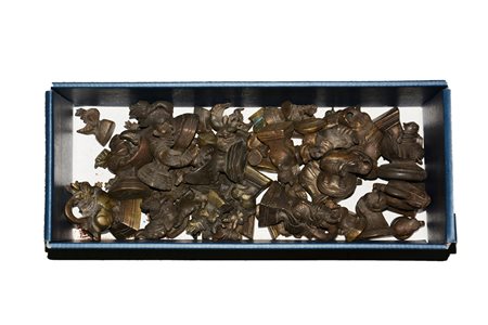 Scatola contenente numerose sculture raffiguranti animali in bronzo (difetti)