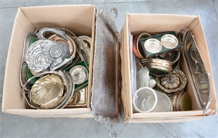 Lotto composto da numerosi oggetti in metallo argentato e metallo...