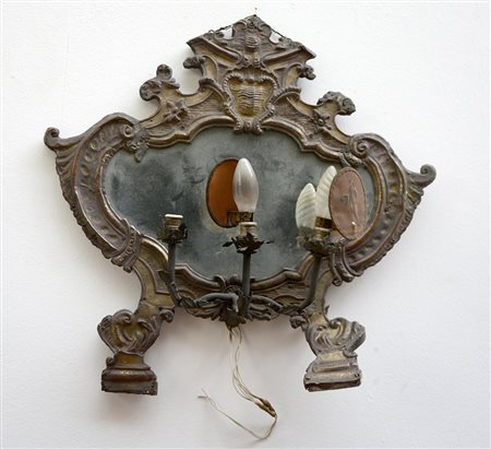 Cartagloria in metallo sbalzato a volute e fiori decorato a tre braccia...