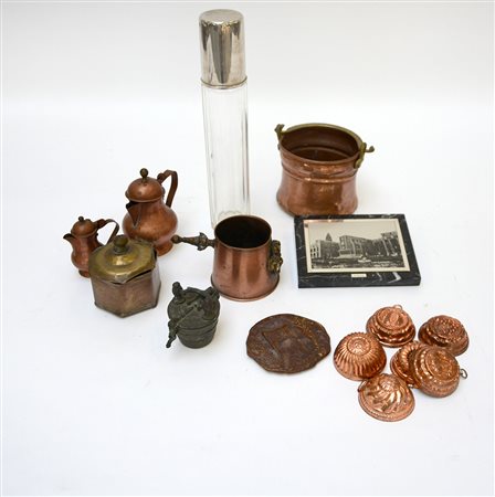 Lotto composto da un portapesi, una piastra con scorcio di Gaeta e alcuni...