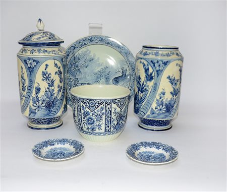 Manifatture diverse. Lotto composto da sei oggetti in ceramica decorata nei...