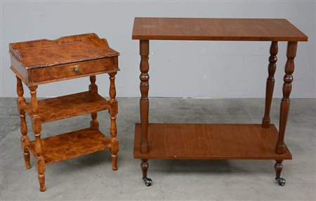 Piccolo étagère in legno tinto a due pianetti e un cassetto sottopiano unito...