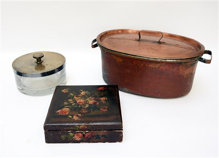 Lotto composto da una scatola in legno laccato dipinta a fiori, una in vetro...