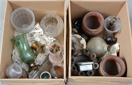 Lotto composto da oggetti di materiali diversi in vetro, ceramica e metallo...