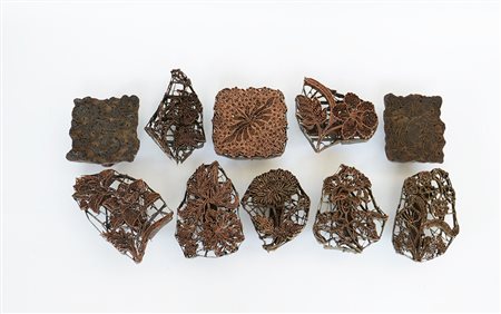 Collezione di dieci vecchi stampi a mano per tessuti con matrici in metallo e...