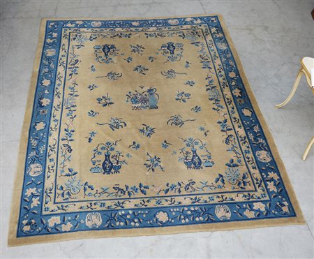 [Tappeti] Tappeto Pechino, Cina, inizio sec. XX. Disegno sparso con rami e...