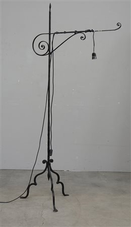 Piantana in ferro battuto con braccio movibile (h. cm 180) (difetti)