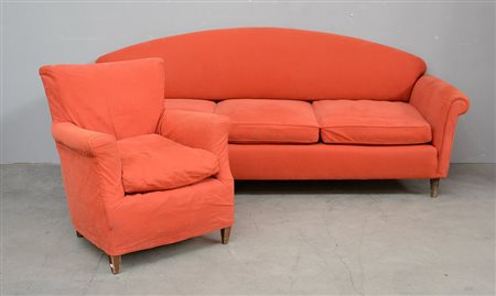 Lotto composto da un divano e una poltrona rivestiti in tessuto arancione...