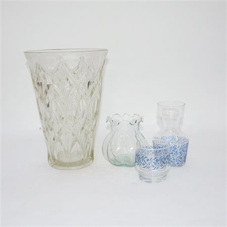 Manifatture diverse. Lotto composto da due vasi e una bottiglia da notte in...