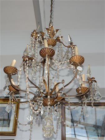 Lampadario a sei fiamme in metallo decorato con pendagli e piannacoli in...