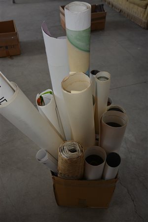 Cartone contenente numerosi poster