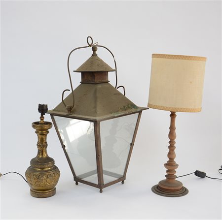 Lotto composto da una lanterna e due lampade (difetti e mancanze)