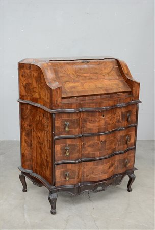 Ribalta in noce e radica a tre cassetti con anta celante scarabattolo con...