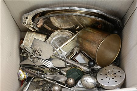 Cartone contenente numerosi oggetti in metallo argentato e altri materiali...