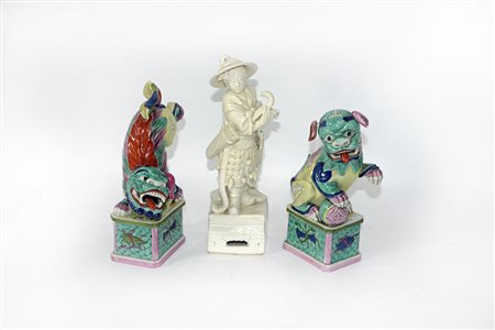 Lotto composto da una coppia di cani di Pho in porcellana policroma unito a...