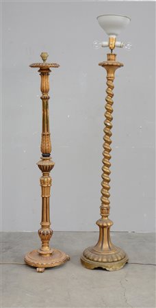 Lotto di due lampade da terra in legno dorato, intagliato e tornito (misure...