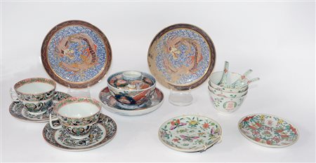 Lotto composto da due parti di servizio da te e diverse ciotole, piatti e...