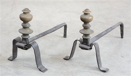 Coppia di alari in ferro battuto con pomoli in bronzo (difetti)