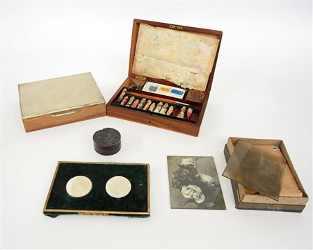 Lotto composto da una scatola porta sigari con coperchio rivestito in lamina...