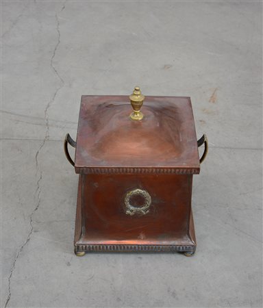 Portacarbone in rame di forma squadrata con presa, maniglie e fregio dorato...