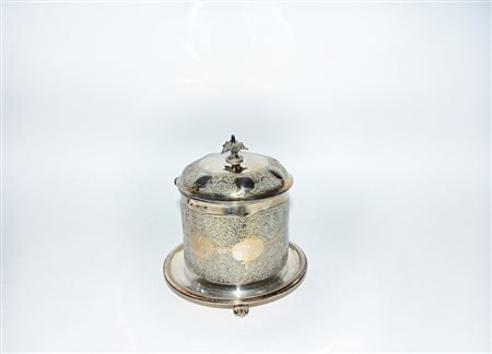 Scatola con coperchio in rame argentato cesellato a motivi vegetali e fiori,...