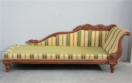 Dormeause "impero" in mogano con schienale e montante sagomato e intagliato...