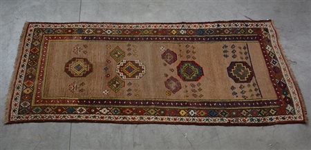 Tappeto Sarab, Persia fine secolo XIX. Disegno con quattro Gul uncinati su...