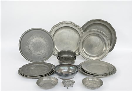 Lotto composto da dodici piatti e sette ciotole diverse in peltro (difetti)