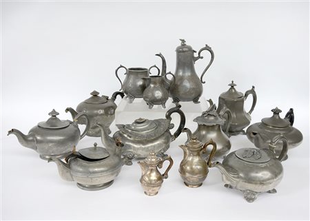 Lotto composto da dieci teiere e una lattiera in peltro e due cuccume in...