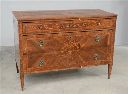 Comò a due cassetti e mezzo interamente lastronato in noce e filettato in...