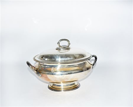 Zuppiera biansata con coperchio di forma ovale in metallo argentato, profilo...
