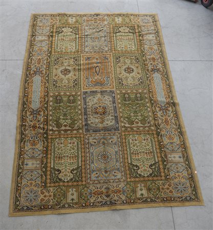 [Tappeti] Tappeto meccanico, sec. XX. Disegno a giardino nei toni del verde,...