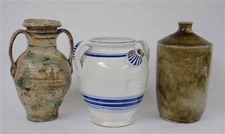 Lotto composto da un grande versatoio, un'anfora e un vaso (difetti)