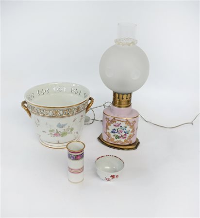 Lotto composto da una piccola tazzina, una lampada da tavolo, un vasetto e un...