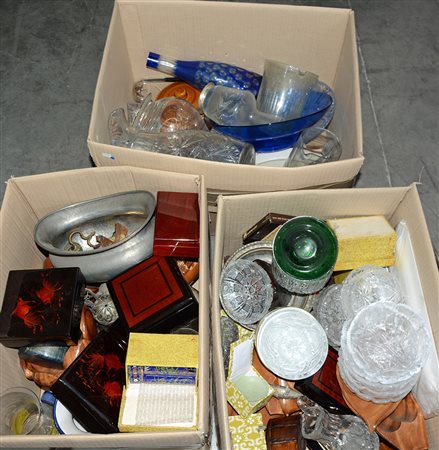 Lotto composto da tre cartoni di diversi oggetti