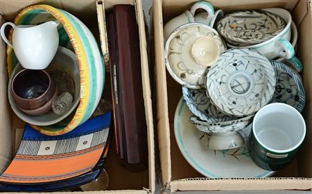 Lotto composto da due cartoni contenenti numerosi oggetti