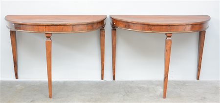 Coppia di antiche consoles a demilune in stile Luigi XVI con tre gambe...