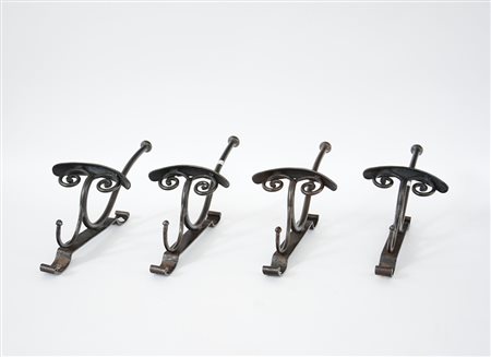 Gruppo di quattro appendiabiti in ferro battuto (difetti)