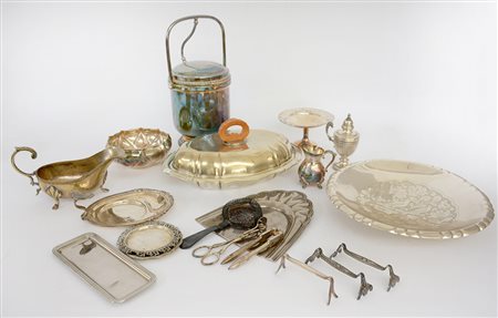 Lotto composto da una stoppiniera in argento e numerosi oggetti in metallo e...