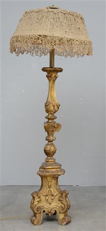 Torciera in legno intagliato e dorato a volute fogliate (h. cm 133) (difetti)