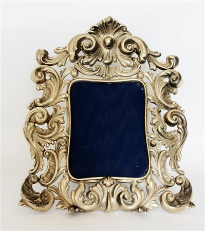 Cornice in argento decorata a volute e racemi (peso gr. 1500) (cm 43x36,5)