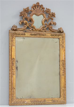 Specchiera in legno intagliato e dorato con cimasa traforata a fiori (cm...