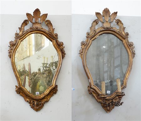 Coppia di ventole in legno intagliato e dorato con cimasa traforata decorata...