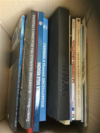 Lotto composto da svariati libri di argomento diverso, fra cui l'arte. In tre...