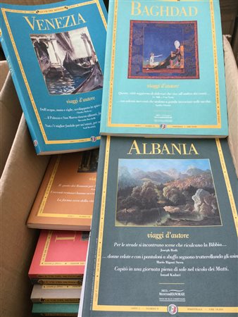 Lotto composto da svariati libri, fra cui romanzi e riviste di viaggi. In due...