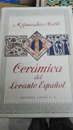 Lotto composto da numerose pubblicazioni inerenti le arti applicate, fra cui...