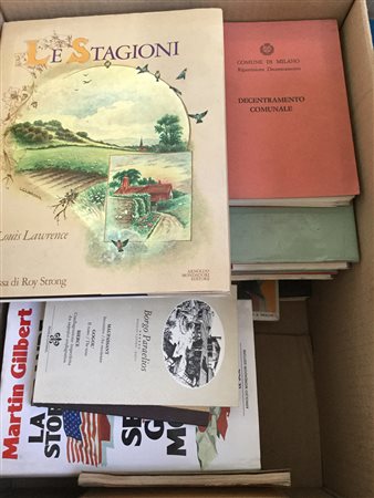 Lotto composto da numerosi libri di vario argomento, fra cui romanzi. In due...