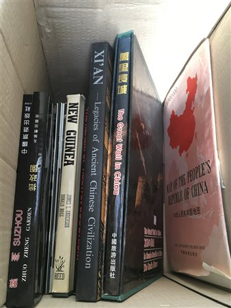 Lotto composto da svariate pubblicazioni inerenti la storia e l'arte in...